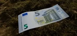 Fake €5 banknotes